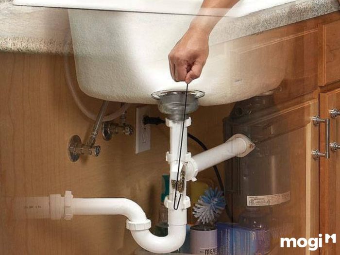 Vật thể cứng rơi vào gây tắc nghẽn chậu rửa bát