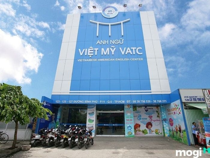Thiết kế bảng hiệu và cổng vào ấn tượng