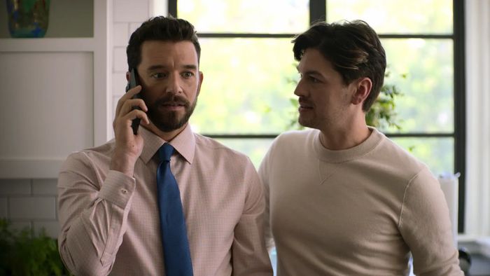 Michael Urie và Devin Kawaoka trong Shrinking