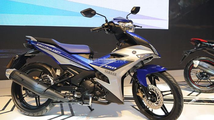 Phía hông xe mang dáng vẻ của các mẫu mô tô phân khối lớn