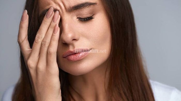 Mắt trái giật liên tục có thể do nhiều nguyên nhân khác nhau, từ yếu tố sinh lý đến các vấn đề sức khoẻ tiềm ẩn.