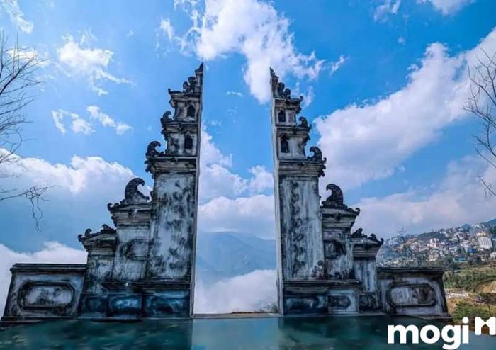 Cổng Trời Sapa là một điểm đến nổi tiếng với những đồi cỏ xanh mướt và những thung lũng rừng đầy sương mù, tạo nên một không gian huyền bí và yên bình.