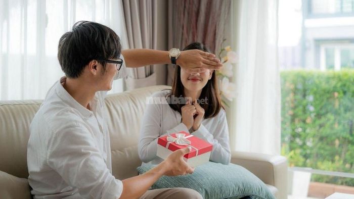 Giật mắt trái vào giờ Mùi là điềm báo rằng bạn sắp nhận được một món quà từ người thương, món quà này mang theo sự quan tâm và tình cảm chân thành.