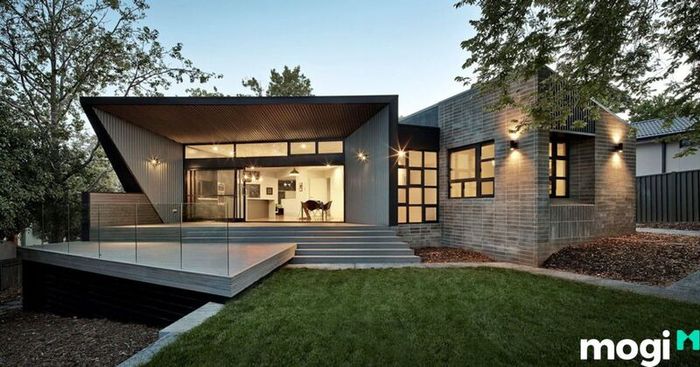 Lựa chọn màu sắc hài hòa cho bậc tam cấp là yếu tố quan trọng giúp kết nối mọi chi tiết trong ngôi nhà, tạo sự cân đối và dễ chịu.