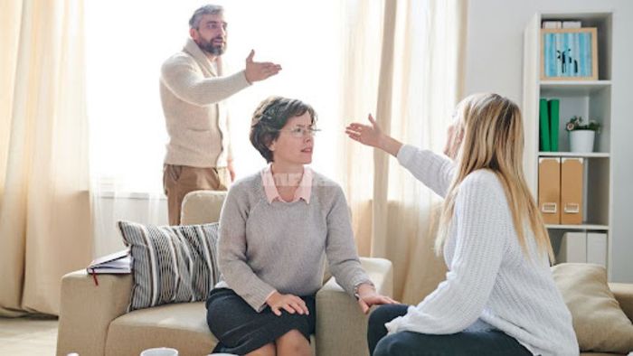 Nháy mắt trái vào giờ Sửu là điềm báo cảnh báo rằng các mối quan hệ tình cảm trong gia đình bạn có thể gặp sóng gió và mâu thuẫn.