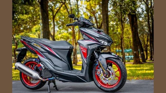 Xe Vario độ màu đen đỏ, toát lên vẻ mạnh mẽ và cuốn hút mọi ánh nhìn.