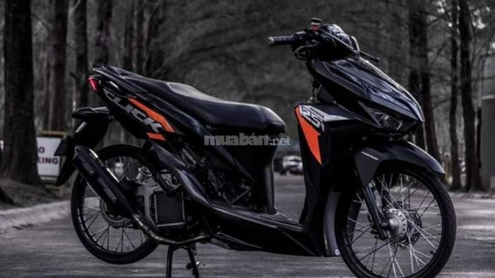Xe Vario độ với toàn bộ màu đen, toát lên vẻ nam tính và mạnh mẽ.