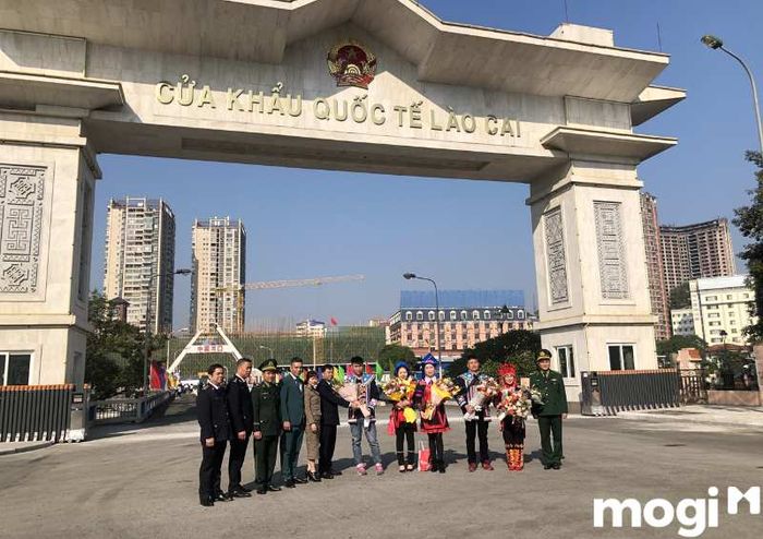 Cửa khẩu Hà Khẩu, nằm tại tỉnh Lạng Sơn, là một điểm du lịch nổi tiếng ở Sapa, nơi du khách có thể trải nghiệm không khí của một khu vực biên giới đặc sắc giữa Việt Nam và Trung Quốc.