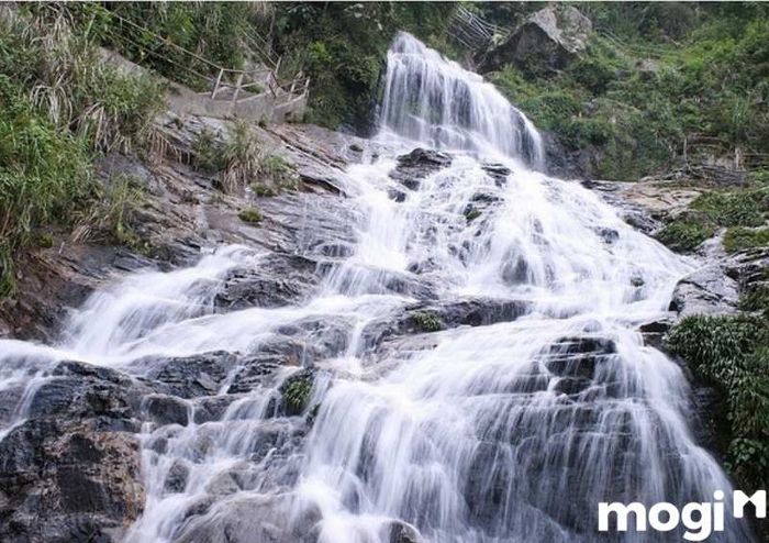 Thác Bạc nằm cách trung tâm thị trấn Sa Pa khoảng 12 km, tại xã Tả Vân, huyện Sa Pa, và là một trong những địa điểm du lịch hấp dẫn ở vùng núi Tây Bắc.