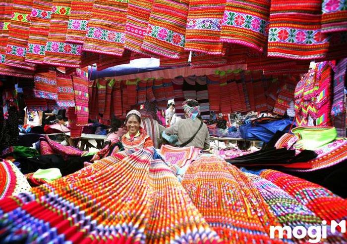 Chợ Phiên Bắc Hà là một trong những địa điểm du lịch nổi tiếng của Sapa, đặc biệt thu hút du khách bởi các phiên chợ diễn ra vào mỗi Chủ nhật hàng tuần, nơi diễn ra những hoạt động mua bán sôi động và đậm đà bản sắc dân tộc.
