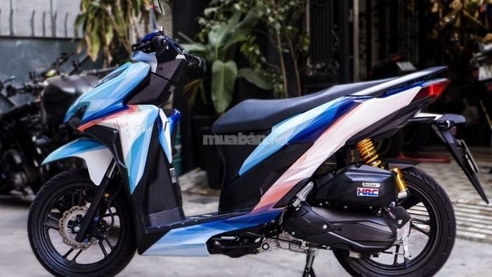 Mẫu Vario độ với phối màu độc đáo, gây ấn tượng mạnh mẽ ngay từ cái nhìn đầu tiên.