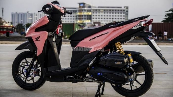 Vario độ với thiết kế cá tính nổi bật, thu hút mọi ánh nhìn giữa lòng thành phố.