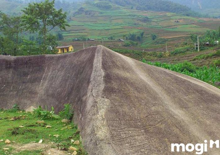 Bãi Đá Cổ là một trong những tài sản thiên nhiên quý giá của Sapa, nổi bật với những tảng đá mang đậm dấu ấn văn hóa lịch sử của vùng đất này.