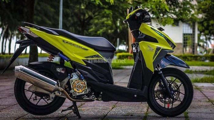 Xe Vario độ màu xanh chuối, mang đến vẻ ngoài trẻ trung và đầy năng động.