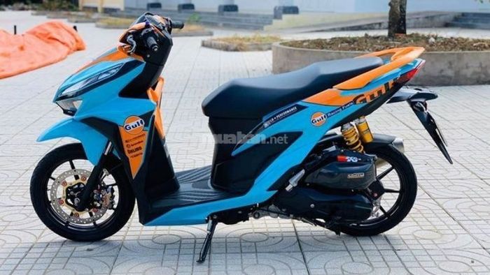 Vario độ phối màu xanh cam, mang lại vẻ trẻ trung, năng động.