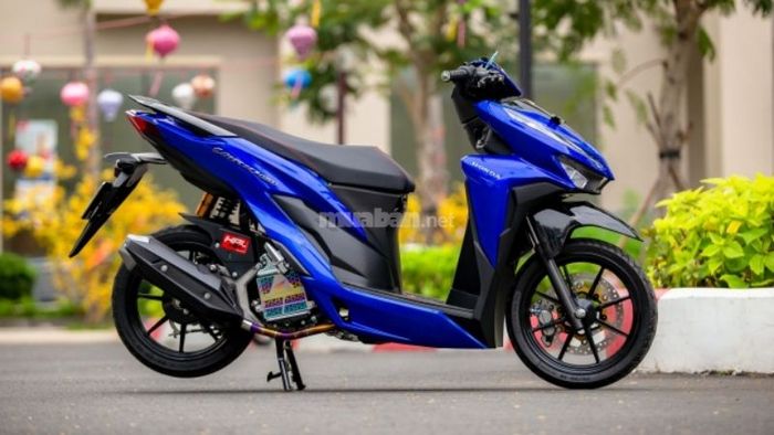 Xe Vario độ với pô xe cực chất, tạo âm thanh mạnh mẽ và phong cách.