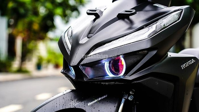 Nâng cấp đèn pha cho xe Vario độ để tăng thêm phần ấn tượng.