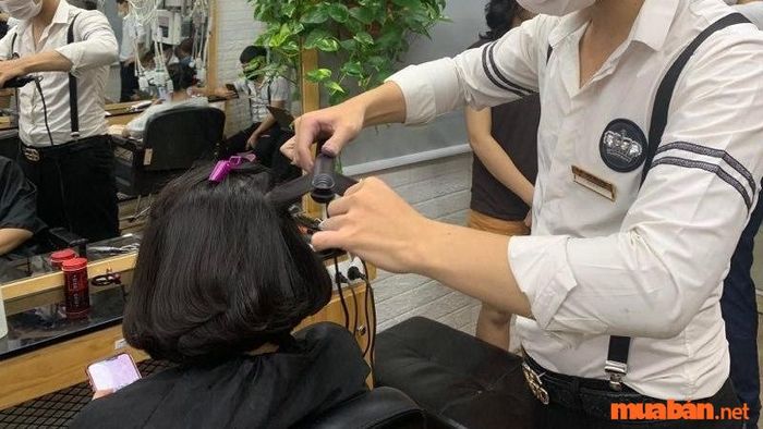 Cắt tóc vào buổi tối không được khuyến khích vì có thể mang đến vận rủi và làm ảnh hưởng đến sức khỏe của bạn.