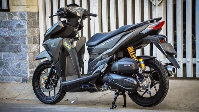 Vario độ với dàn chân trước mạnh mẽ và hệ thống giảm sóc ấn tượng.