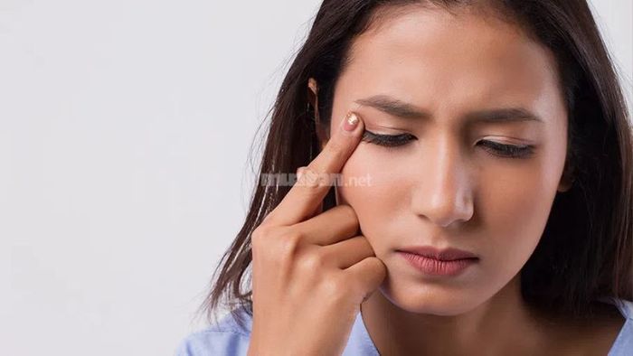 Khám phá ý nghĩa đằng sau hiện tượng giật mắt trái và các điềm báo mà nó có thể mang lại.