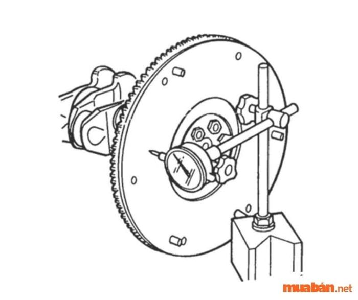 Kiểm tra độ vênh của bánh đà