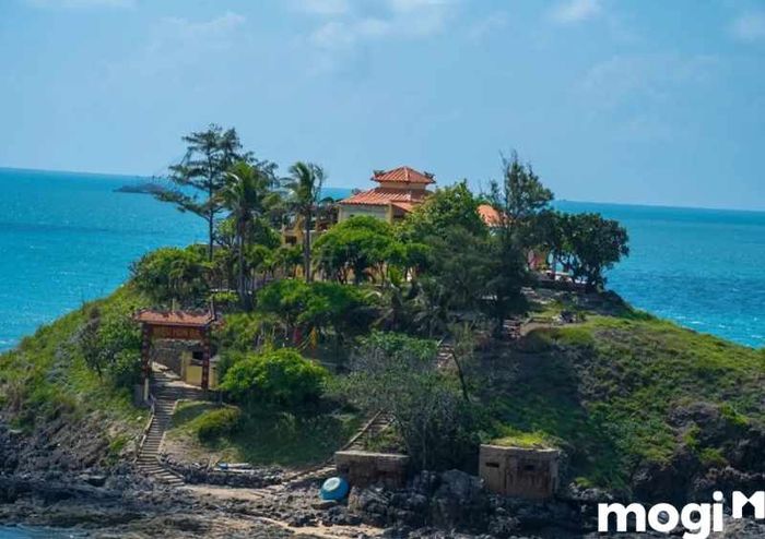 Cảnh vật tại Miếu Hòn Bà Vũng Tàu vẫn giữ được nét đẹp hoang sơ và tự nhiên