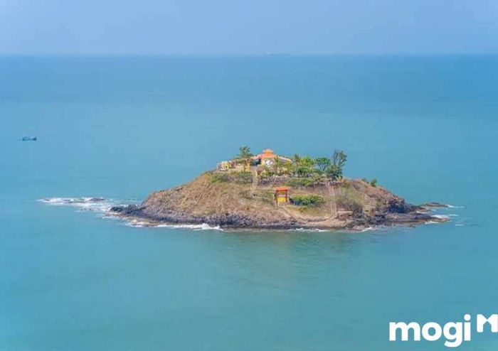 Hòn Bà Vũng Tàu tọa lạc gần mũi Nghinh Phong, thuộc khu vực Bãi Sau của thành phố Vũng Tàu