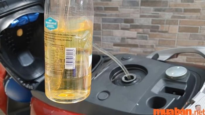 Chia sẻ xăng cho xe khác khi cần thiết