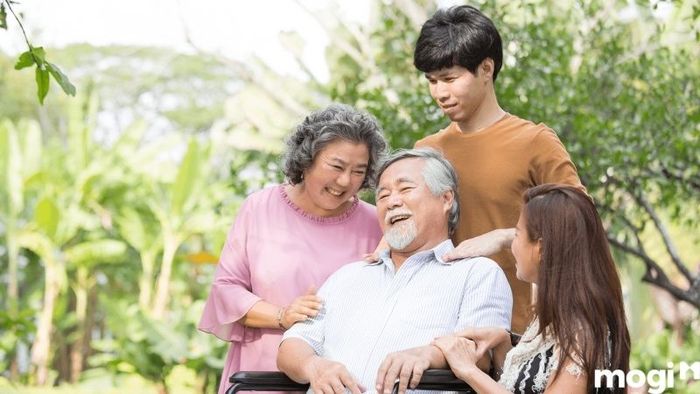 Quốc Ấn tại cung Phụ Mẫu sẽ thể hiện sự hòa thuận trong gia đình, đặc biệt là quan hệ với cha mẹ. Người có sao Quốc Ấn ở vị trí này thường có con cái hiếu thảo, yêu thương và chăm sóc cha mẹ chu đáo, giữ gìn gia phong.