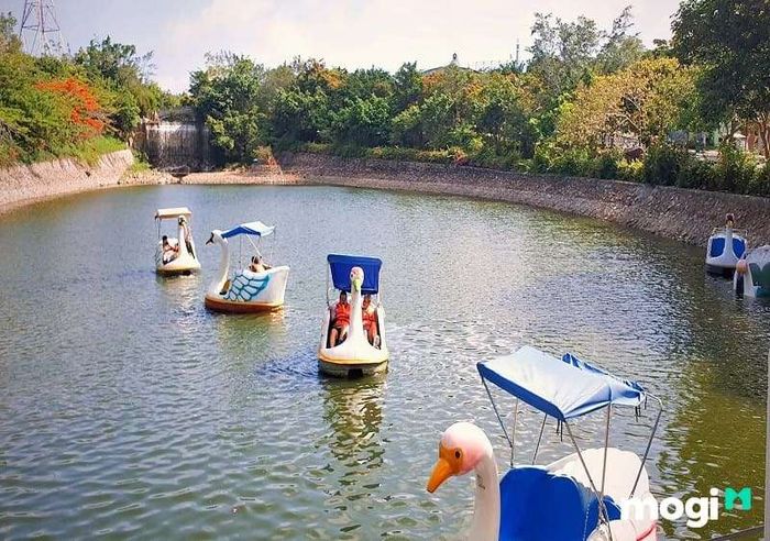 Nếu đi cùng trẻ em, đừng quên thử trải nghiệm đạp vịt trên hồ nước xinh đẹp.