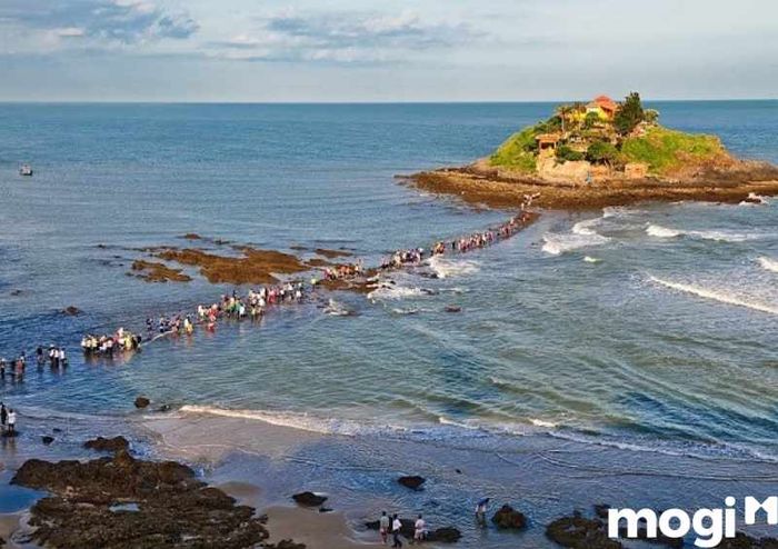 Miếu được xây dựng để thờ Thuỷ Long Thần, vị thần bảo vệ ngư dân