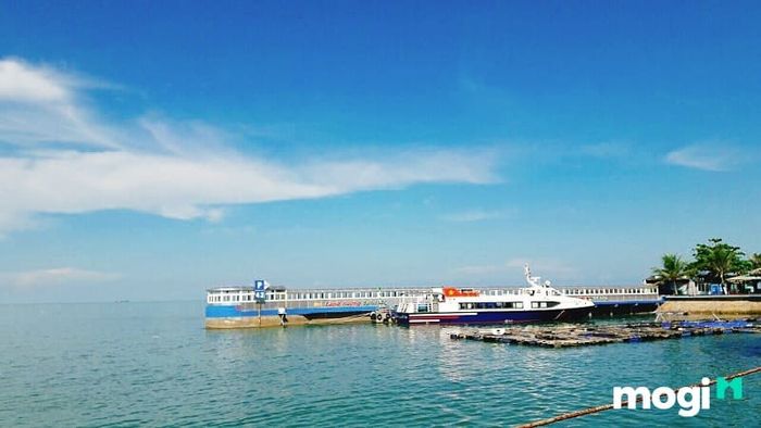 Bạn có thể sử dụng tàu cánh ngầm hoặc tàu cao tốc để đến khu du lịch Hồ Mây.