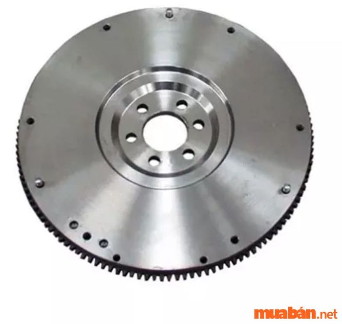 Bánh đà đĩa đặc là loại bánh đà có cấu trúc rắn chắc, không có khoang trống ở trung tâm, giúp cải thiện khả năng chịu lực và khả năng lưu trữ năng lượng hiệu quả hơn so với các loại bánh đà khác.