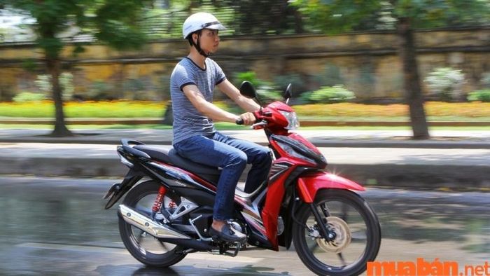 Điều chỉnh tốc độ đều đặn và không thay đổi quá nhiều giúp tiết kiệm xăng cho xe tay ga.