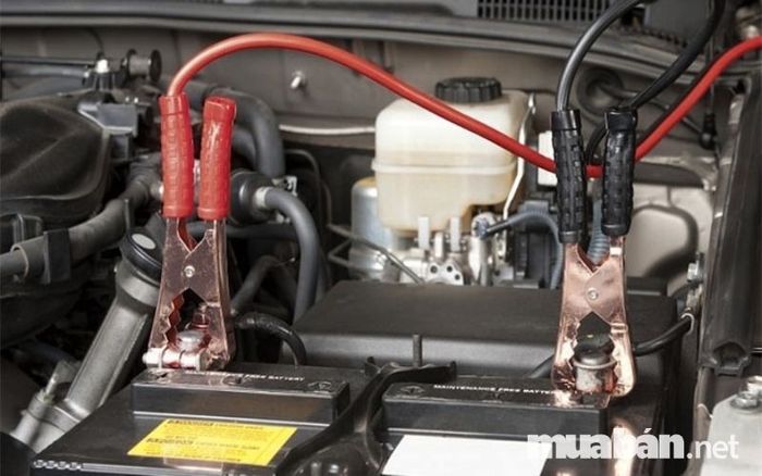 Hướng dẫn sạc bình ắc quy ô tô bằng bộ sạc