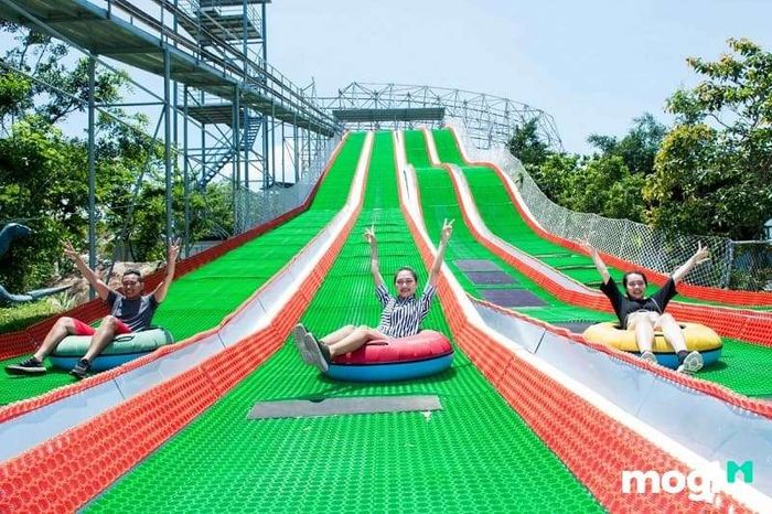 Bạn sẽ được ngồi trên chiếc phao lớn và trượt từ trên cao xuống, tận hưởng cảm giác mạnh mẽ.