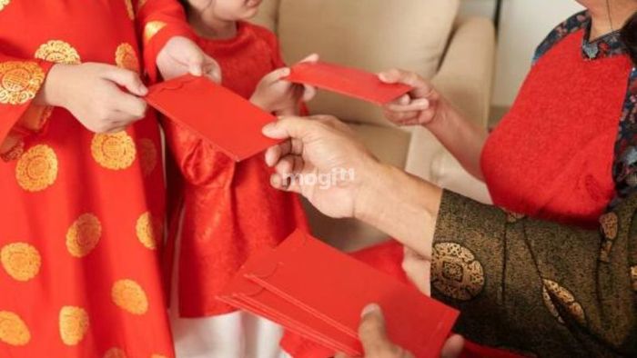 Tục chúc Tết và lì xì thường diễn ra vào ngày Mùng 1 Tết