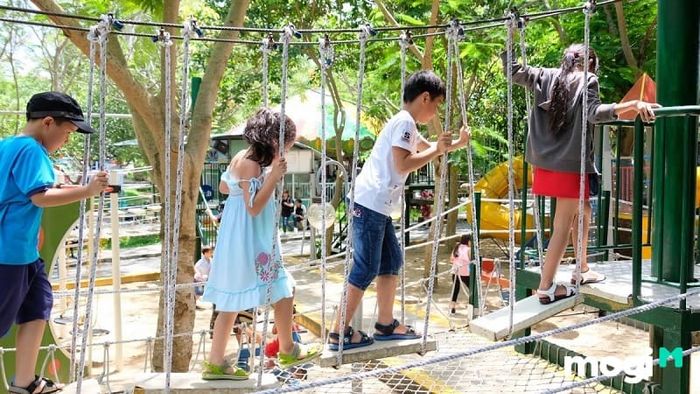 Khu du lịch Hồ Mây đã dành riêng một khu vực cho trẻ em với nhiều trò chơi hấp dẫn, giúp các bé có những giây phút vui vẻ.
