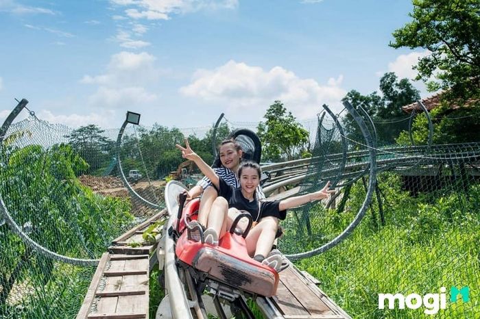 Trò chơi tàu lượn siêu tốc tại Hồ Mây