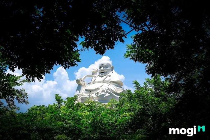 Bức tượng Phật Di Lặc cao 30m tại khu văn hóa tín ngưỡng là một điểm nhấn nổi bật, tượng trưng cho sự an lạc và may mắn.