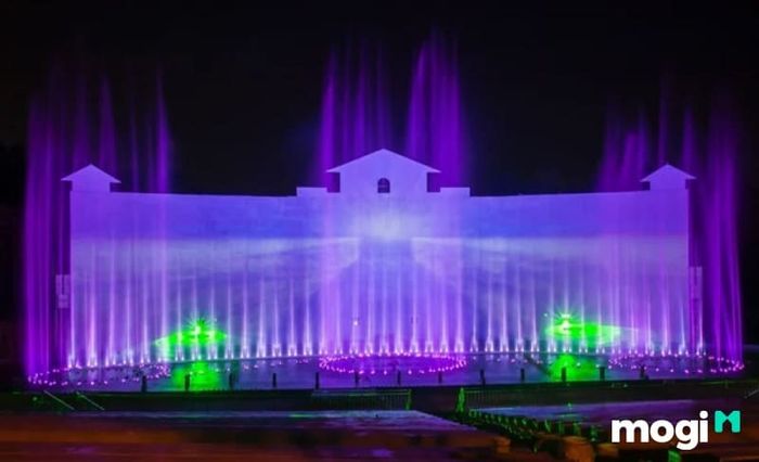Hồ Mây Grand Show có thể chứa đến 5000 khán giả và sở hữu màn hình rộng 2500 inch, tạo ra những màn trình diễn vô cùng sống động.