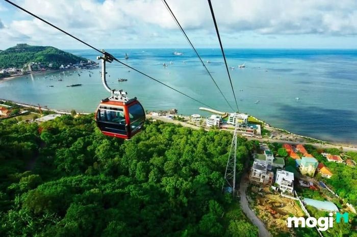 Đi cáp treo và thưởng ngoạn cảnh biển Vũng Tàu từ trên cao, một trải nghiệm không thể bỏ qua.