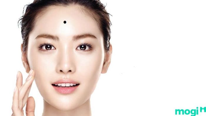 nốt ruồi ở trán