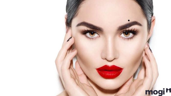 nốt ruồi ở trán