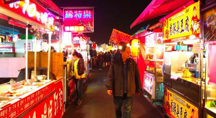 Kaisyuan night market proudly claims the title of the biggest in Southeast Asia.