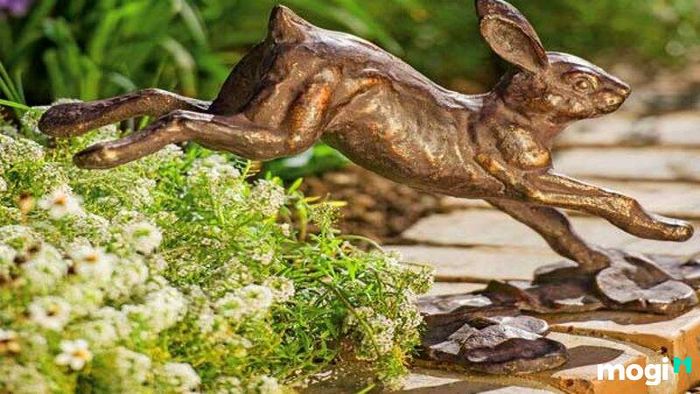 Tượng thỏ trang trí cho sân vườn là một lựa chọn thú vị. Những bức tượng thỏ không chỉ dễ thương mà còn mang lại sự tươi mới và sinh động cho không gian sân vườn của bạn.