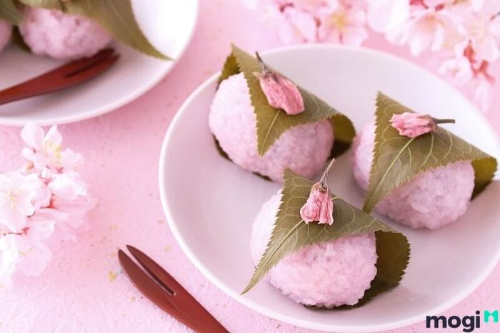 Bánh mochi hoa anh đào – một món bánh đặc trưng của Nhật Bản, với sự kết hợp tuyệt vời giữa bột gạo và hương hoa anh đào nhẹ nhàng.
