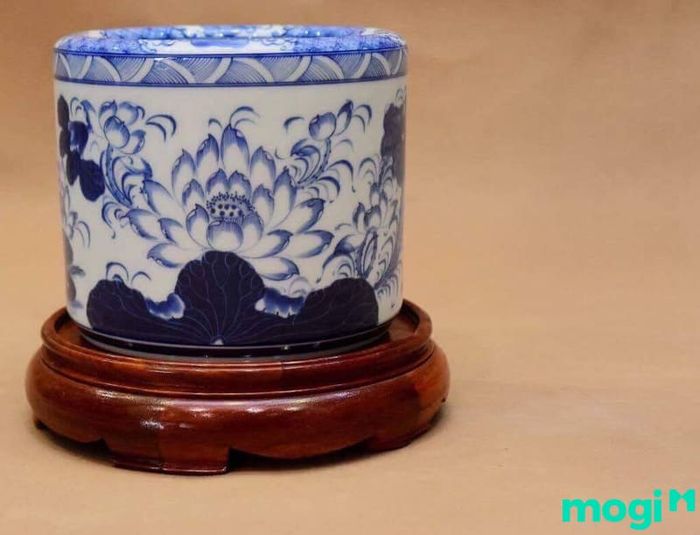 Bàn thờ chỉ có một bát hương