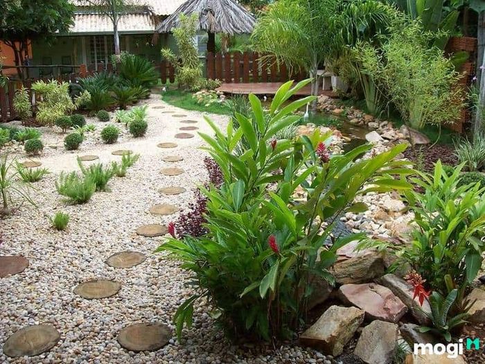 Lối đi đơn giản nhưng độc đáo với đá, tạo nên sự sang trọng và gần gũi cho không gian sân vườn.