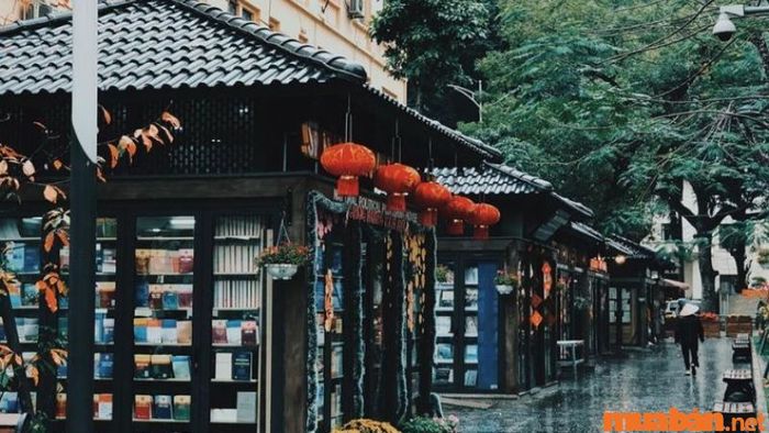 Phố sách 19/12 là điểm đến lý tưởng cho những tín đồ yêu sách tại Hà Nội, nơi hội tụ nhiều cuốn sách phong phú, đặc sắc từ các nhà xuất bản lớn. Đây là nơi bạn có thể đắm chìm vào thế giới sách trong không gian yên tĩnh giữa lòng thủ đô.